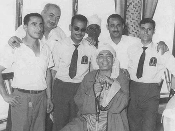 اسماعيل ياسين مع عمال برج القاهرة