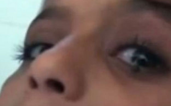 بالفيديو.. فتاة يمنية تبكى أحجارا سوداء بدل الدموع