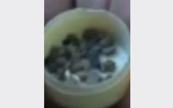 بالفيديو.. فتاة يمنية تبكى أحجارا سوداء بدل الدموع