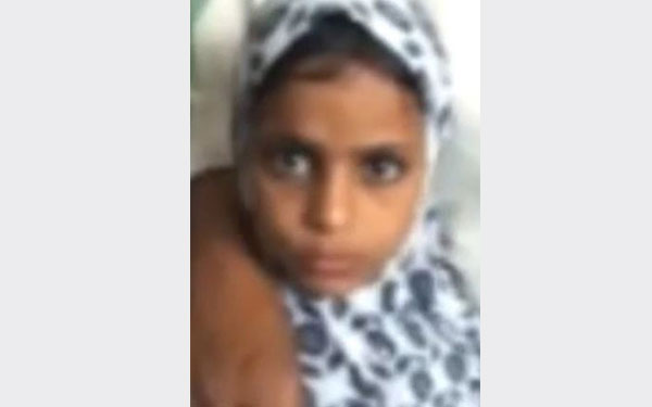 بالفيديو.. فتاة يمنية تبكى أحجارا سوداء بدل الدموع