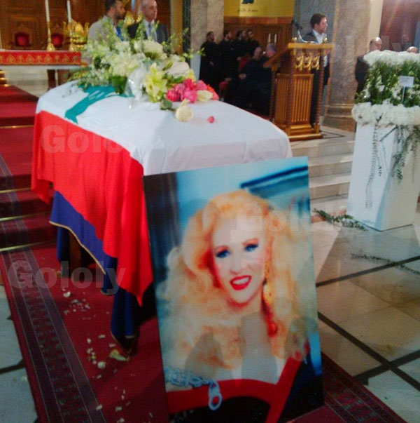 إلهام شاهين تلتقط صور تذكارية مع نعش الصبوحة.. صور