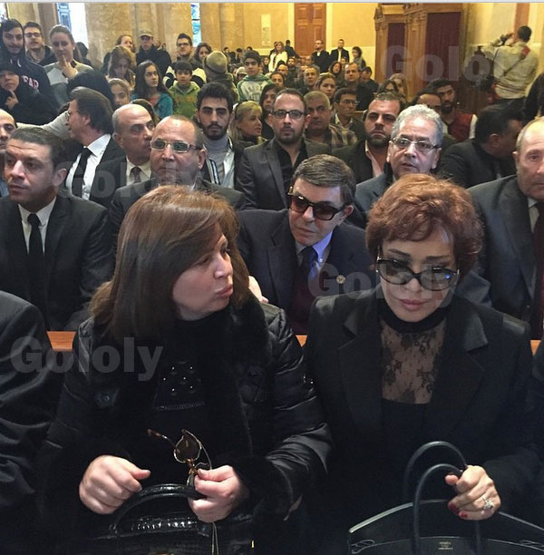 إلهام شاهين تلتقط صور تذكارية مع نعش الصبوحة.. صور