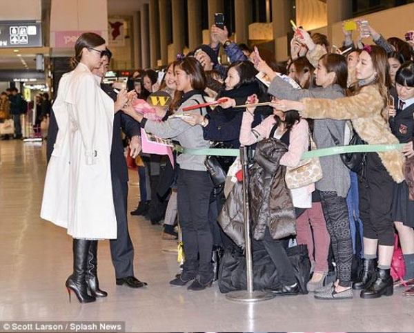 معجبو ميراندا كير يستقبلونها بالصراخ في مطار طوكيو