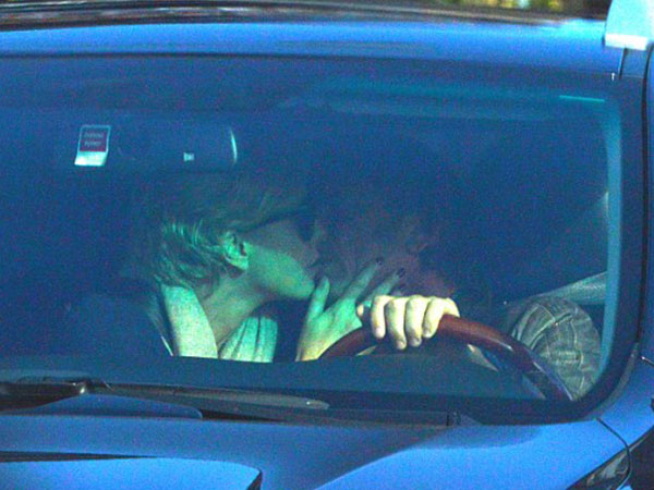 بالصور الكاميرات تلتقط تشارليز ثيرون وشون بن يقبلان بعضهما فى اشارة المرور 2014-02-10_00084_0.j