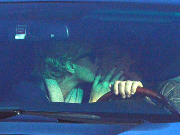 بالصور الكاميرات تلتقط تشارليز ثيرون وشون بن يقبلان بعضهما فى اشارة المرور 2014-02-10_00085.jpg