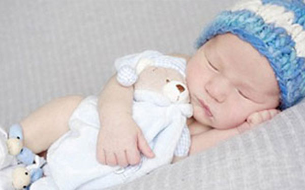 بالصور.. فوتوغرافية تتخصص فى تصوير الأطفال حديثى الولادة
