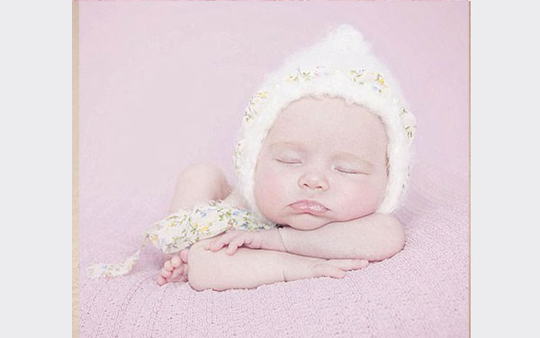 بالصور.. فوتوغرافية تتخصص فى تصوير الأطفال حديثى الولادة