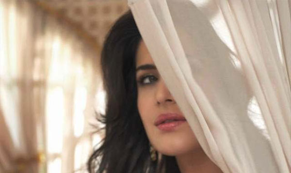 كاترينا كايف «أيقونة جمال» في ساري أحمر.. صور