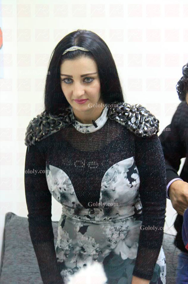 فستان صافيناز الشفاف يسبب أزمة