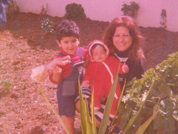 بالصور تحتفل بعيد الأم بصور بالصور تحتفل بعيد الأم بصور