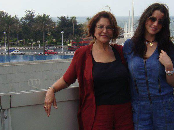 بالصور تحتفل بعيد الأم بصور بالصور تحتفل بعيد الأم بصور