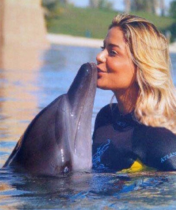 مادلين مطر تهدي قبلة للدولفين