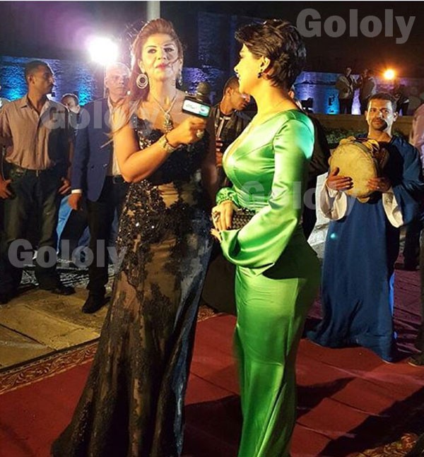 بالفيديو والصور:المغنية شمس تتعرض للإحراج بسبب فستانها الجريء