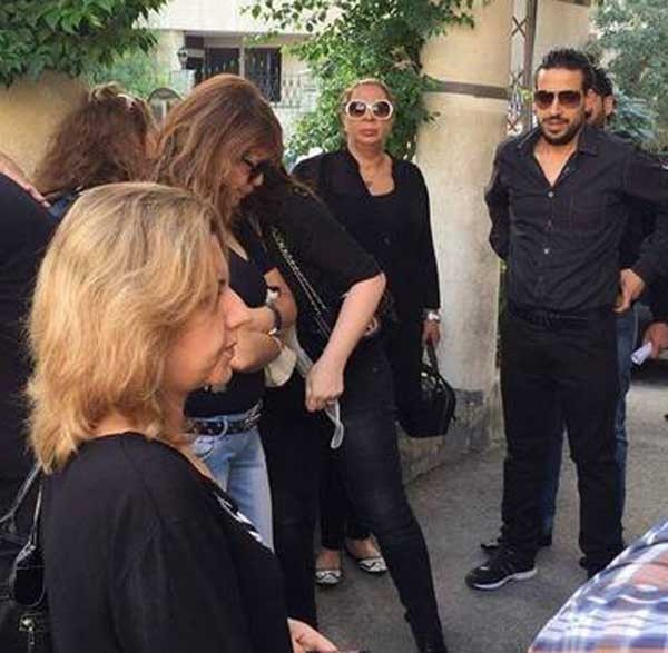 جولولي | ابنة رندة مرعشلي تُبكي أصدقاء والدتها في جنازتها.. فيديو