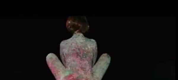 بالفيديو.. أول رد من منة شلبي على ظهورها "شبه عارية" في برومو فيلمها «الأصليين»