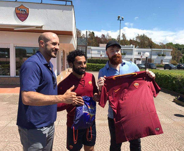 محمد صلاح يستقبل نجوم المصارعة الحرة صور جولولي
