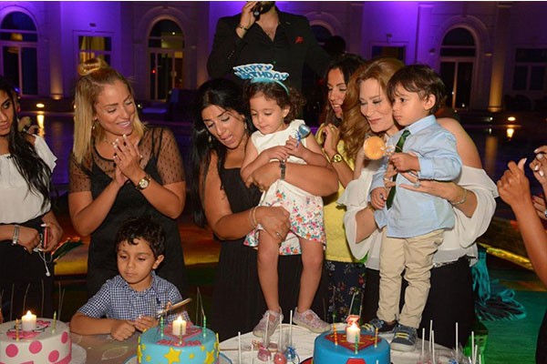 ريم البارودي تحتفل بعيد ميلاد شقيقتها الصغري وابنائها في أجواء عائلية