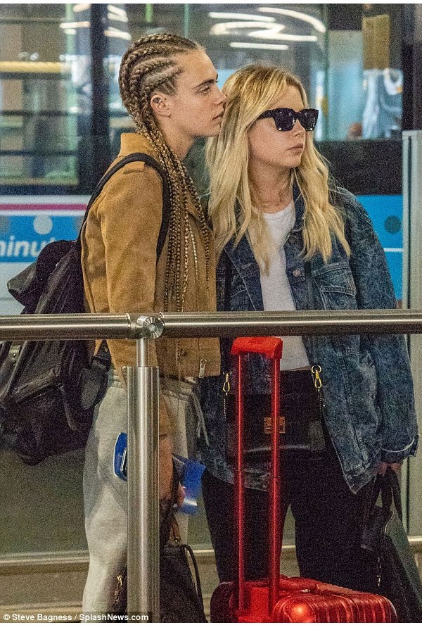 جولولي قبلات حميمية تجمع كارا ديليفين وصديقتها في المطار