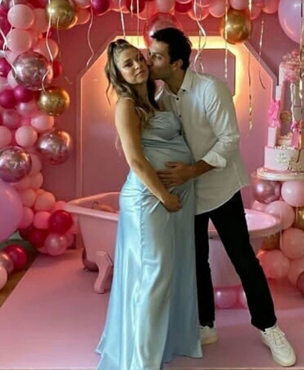 جولولي هاندة ارتشل تشارك شقيقتها في جلسة تصوير استعراضية