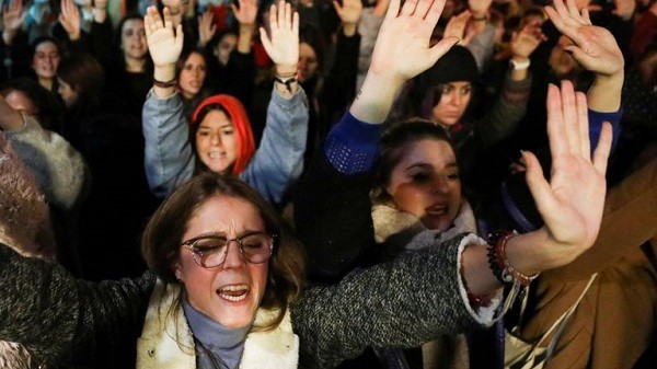 حكم قضائي على مغتصبين يفجر احتجاجات كبيرة في اسبانيا