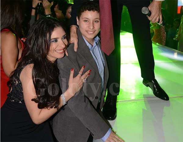 الراقصة دينا مع نجلها