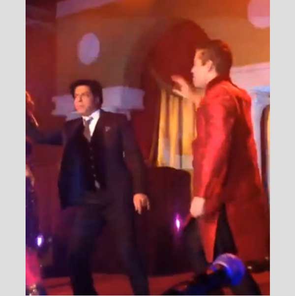 شاروخان يرقص مع كاران جوهر وزوجته في حفل زفاف