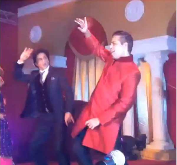 شاروخان يرقص مع كاران جوهر وزوجته في حفل زفاف