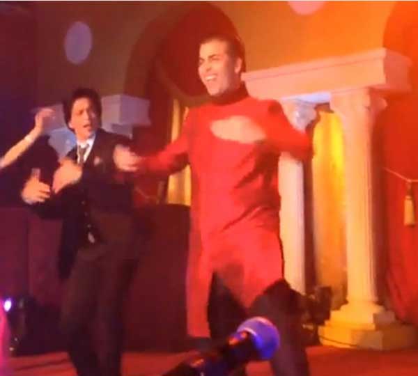 شاروخان يرقص مع كاران جوهر وزوجته في حفل زفاف