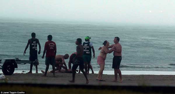 البرق يقتل سيدة على شاطئ البرازيل.. صور