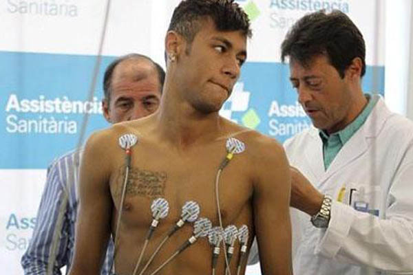 جولولي | بالصور.. نيمار دا سيلفا في عيادة الطبيب لعلاج ... جريزمان
