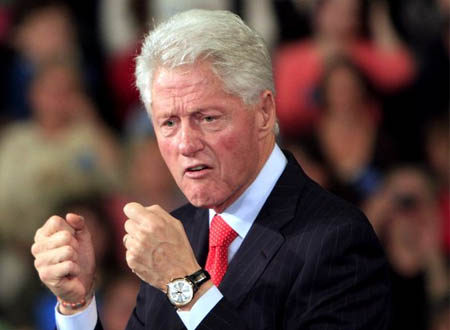 بيل كلينتون يثير الجدل بصورة له مع حسناء فاتنة.. شاهد