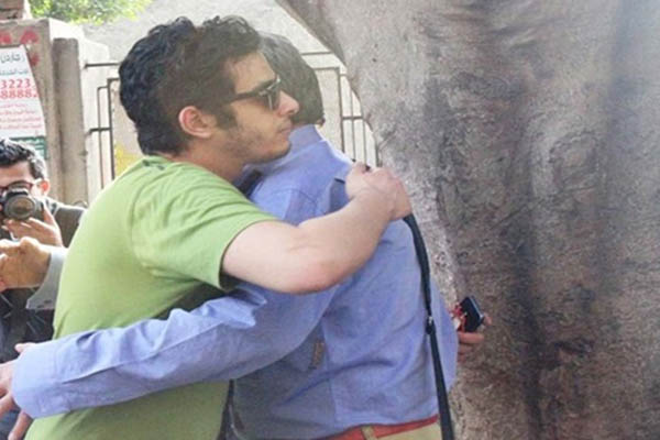 بالصور انهيار فاروق الفيشاوي جنازه