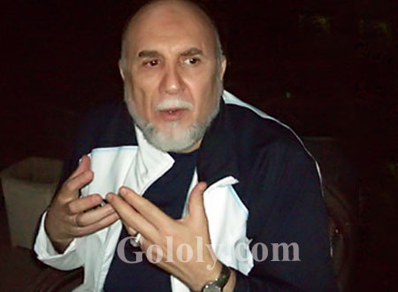 وجدي العربي يحمل كفنه لتأييد مرسي.. شاهد