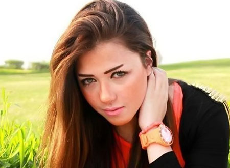 سارة سلامة ترسم تاتو على جسدها.. شاهد