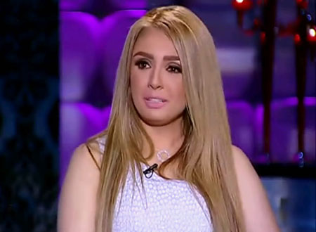 سمر يسري تدخل القفص الذهبي في هدوء.. شاهد العريس