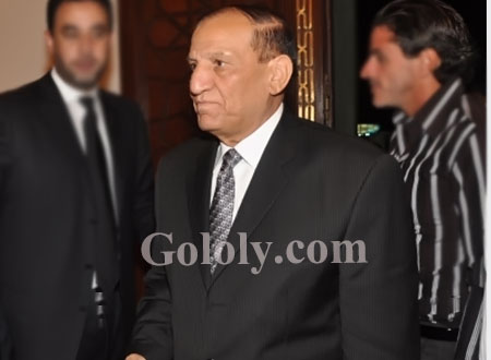 بعد تقديم بلاغ ضده.. سامي عنان وأسرته يغادرون لفرنسا
