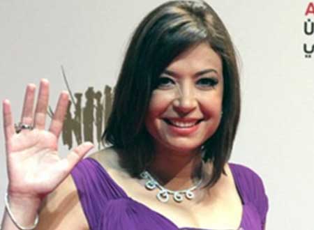 منال سلامة في لقطات طريفة مع ابنتها على الجليد.. شاهد