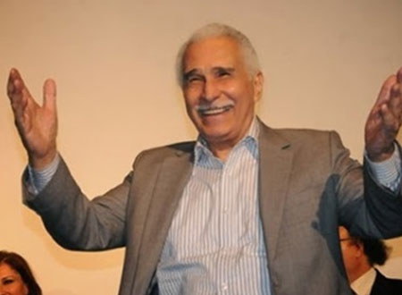 صورة حديثة لعبدالرحمن أبو زهرة مع حفيدته المحجبة.. شاهد جمالها