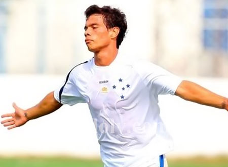 تجار مخدرات يعتدون على اللاعب برناردو لعلاقته بفتاه