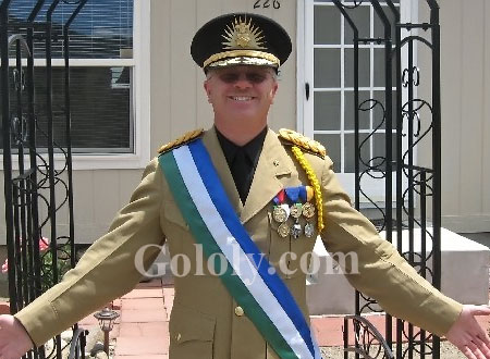 كيفين بو رئيس أصغر دولة في العالم.. يحكم 3 أفراد و3 كلاب.. فيديو وصور كيفين بو رئيس أصغر دولة في العالم.. يحكم 3 أفراد و3 كلاب.. فيديو وصور