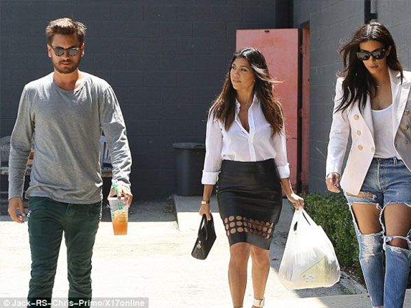 كيم كارداشيان تزور مقهي «ستاربكس» بـ جينز ممزق.. صور