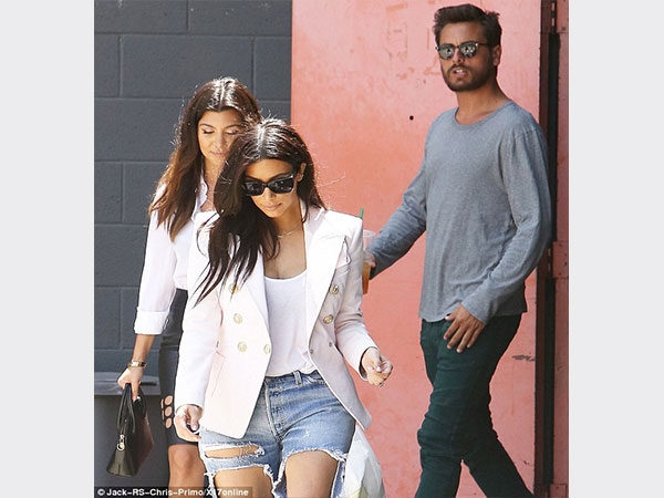 كيم كارداشيان تزور مقهي «ستاربكس» بـ جينز ممزق.. صور