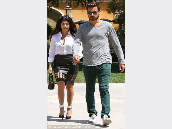 كيم كارداشيان تزور مقهي «ستاربكس» بـ جينز ممزق.. صور