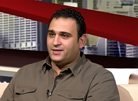 عندما ركع أكرم حسني أمام عادل إمام