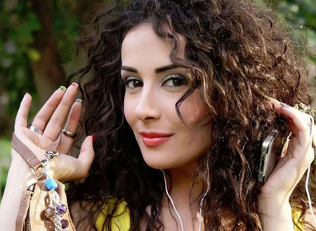 كندة حنا تحتفل بعيد ميلادها مع زوجها وأطفالها.. صور