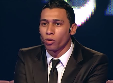 أورتيجا يتعرض لإصابة شديدة بعد سقوط المسرح في حفله الأخير.. صور