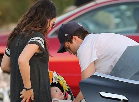 ميلا كونيس وآشتون كوتشر يتنزهان برفقة طفلتهما.. صور
