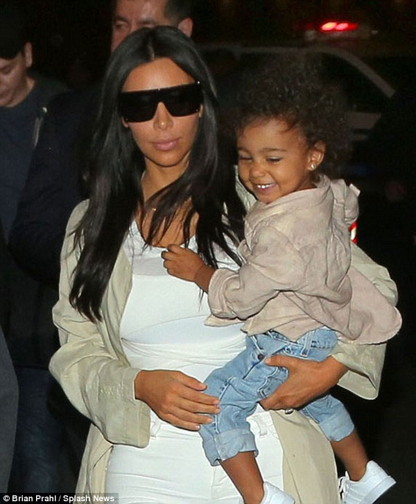 بالصور.. كيم كاردشيان: أشقى وأتعب لكسب رزقي وأتحدى الجميع أن يفعلوا مثلي 3 2015 04 09 00073