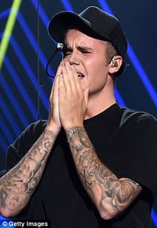 بالصور: سر بكاء جاستين بيبر بحرقة أمام الجمهور! 1 بالصور: سر بكاء جاستين بيبر بحرقة أمام الجمهور!