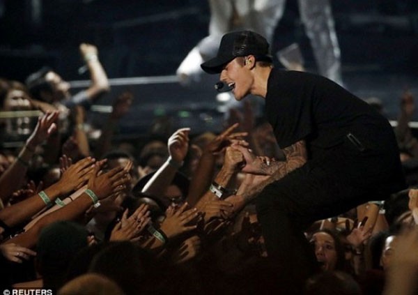 بالصور: سر بكاء جاستين بيبر بحرقة أمام الجمهور! 2 بالصور: سر بكاء جاستين بيبر بحرقة أمام الجمهور!